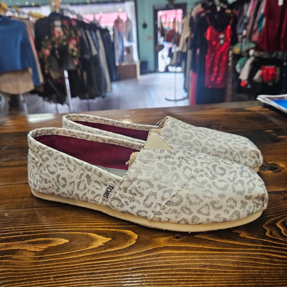 Toms Women's Slip-On Leopard Print Canvas Flats in White and Maroon